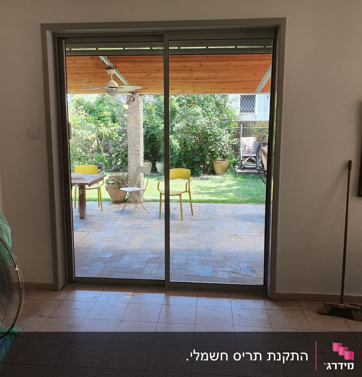 דלת הזזה מאלומיניום עם מסגרת אפורה